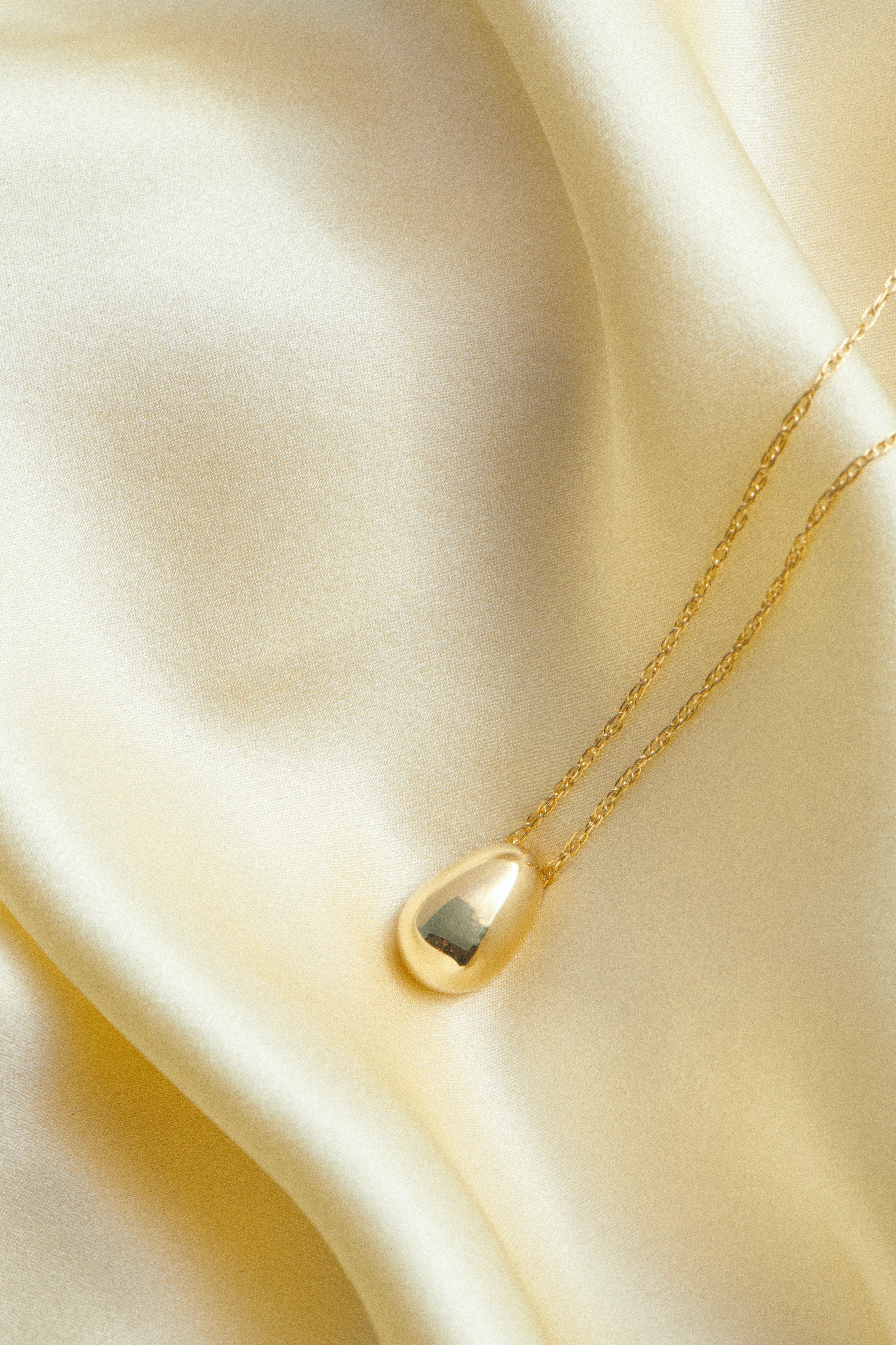 18K TINY EGG PENDANT - Image 3