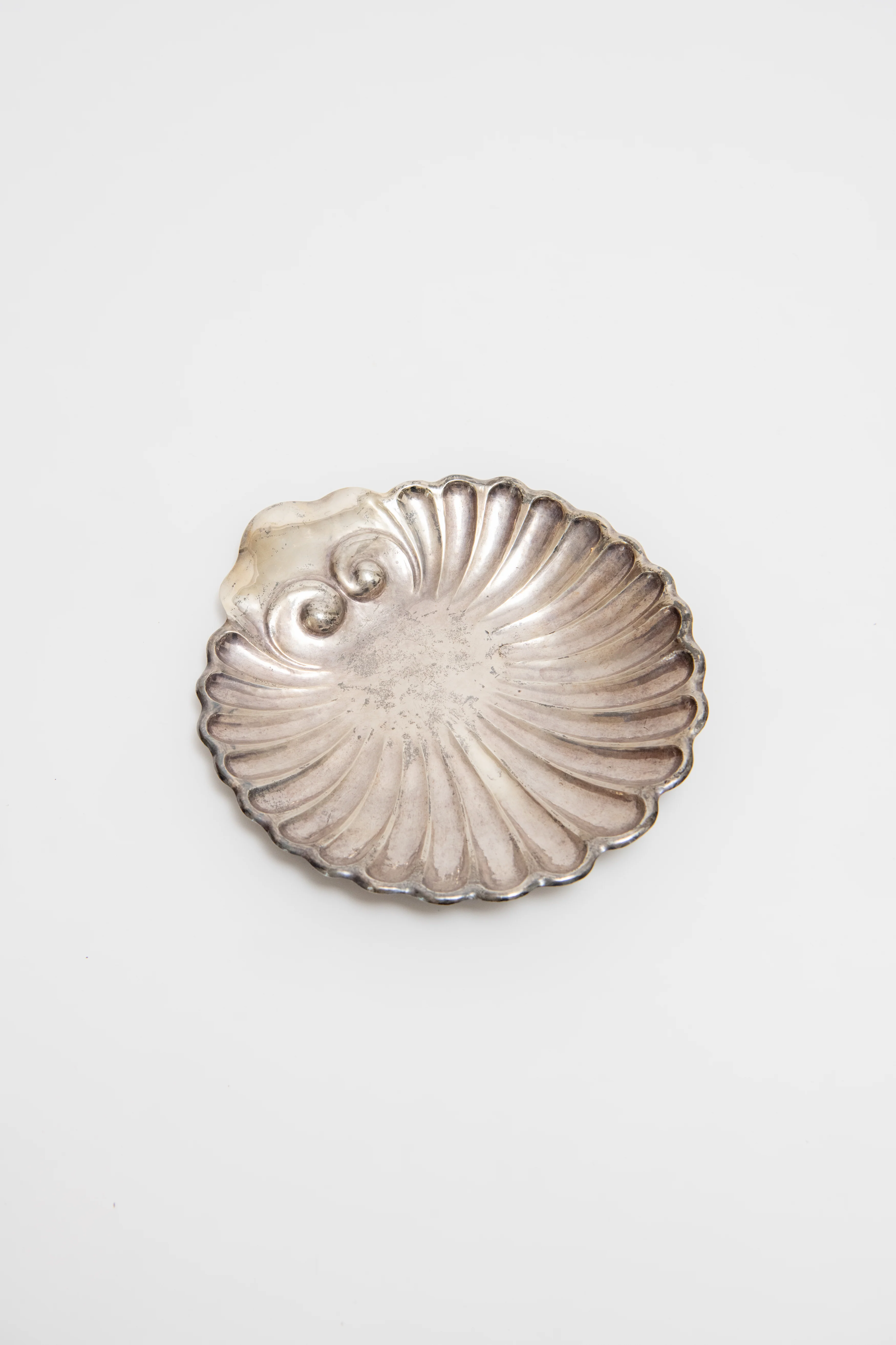 ANONYMOUS, HAND-WROUGHT SILVER SHELL PLATTER, C. 1940 - Image 3