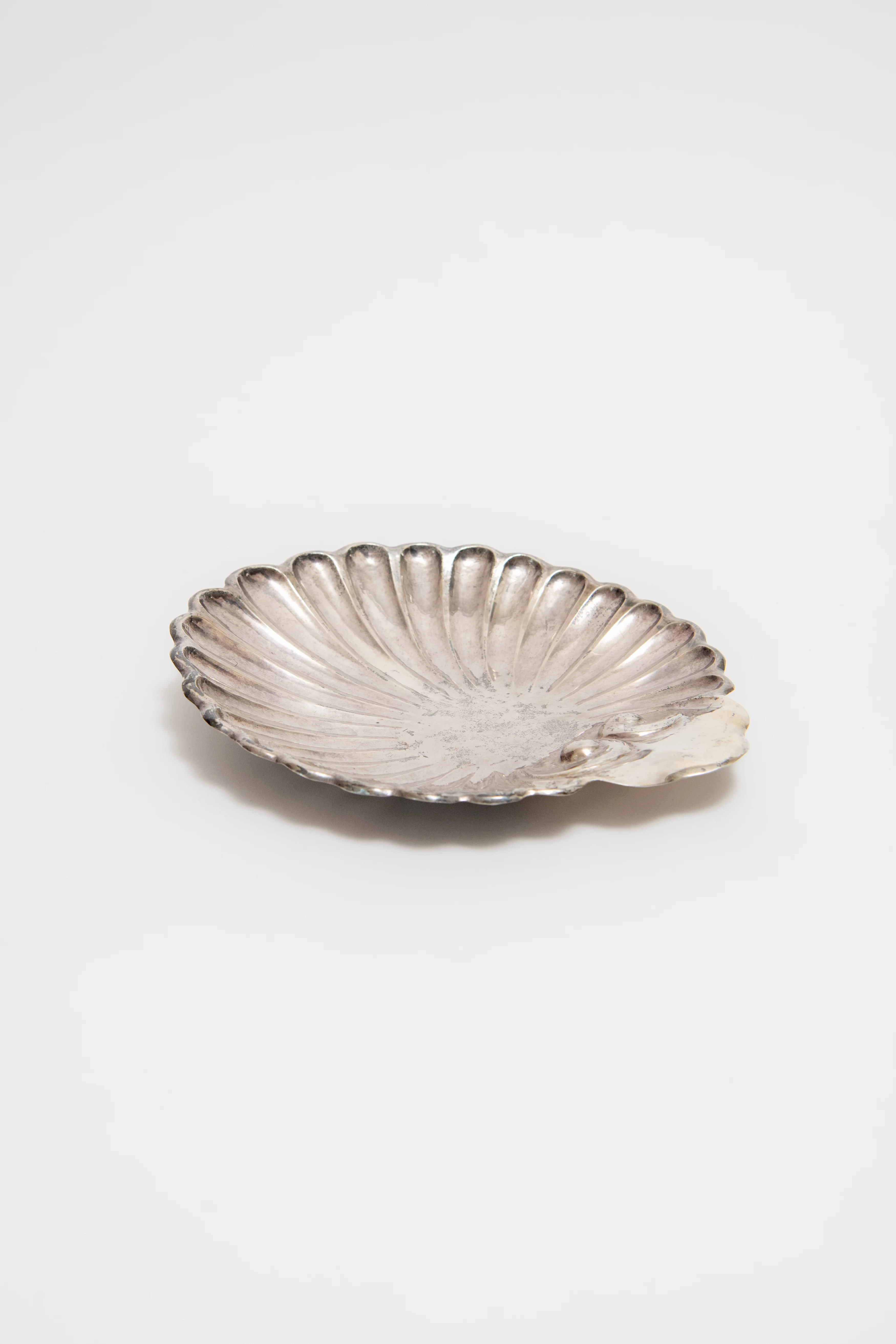 ANONYMOUS, HAND-WROUGHT SILVER SHELL PLATTER, C. 1940 - Image 4