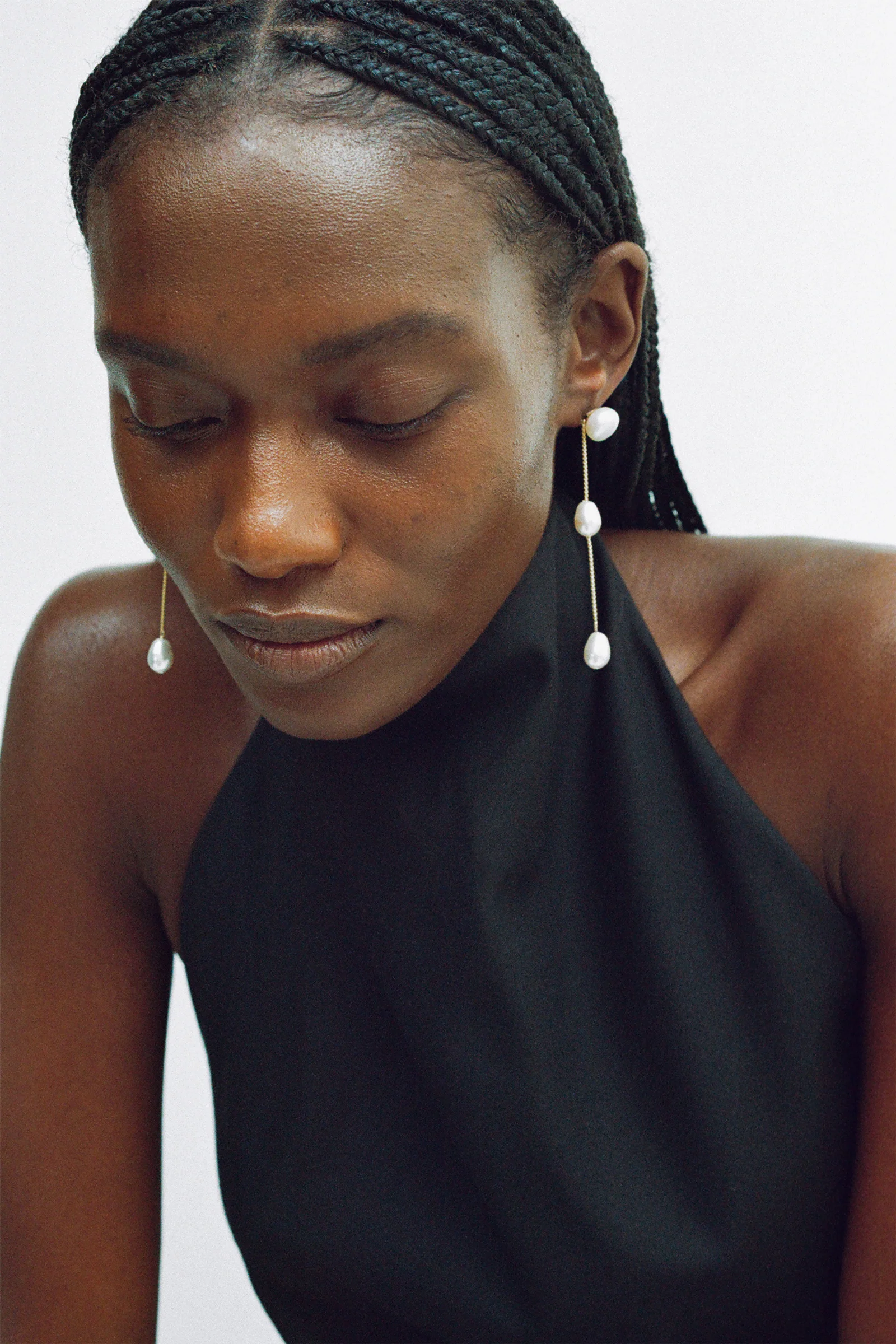 GOLD SMALL PEARL DROP EARRINGS - Image 3