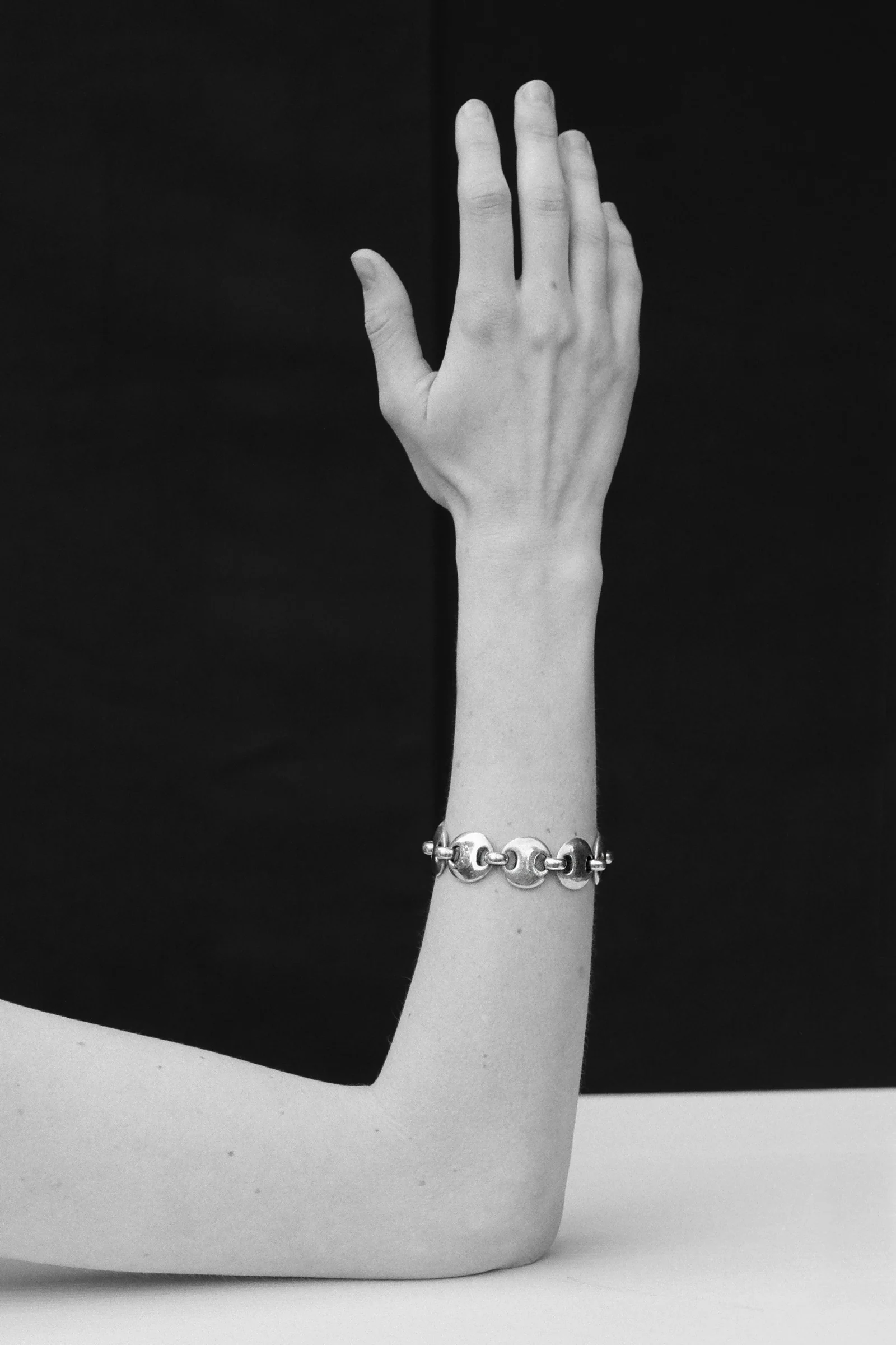 LARGE CIRCLE LINK BRACELET - Image 2