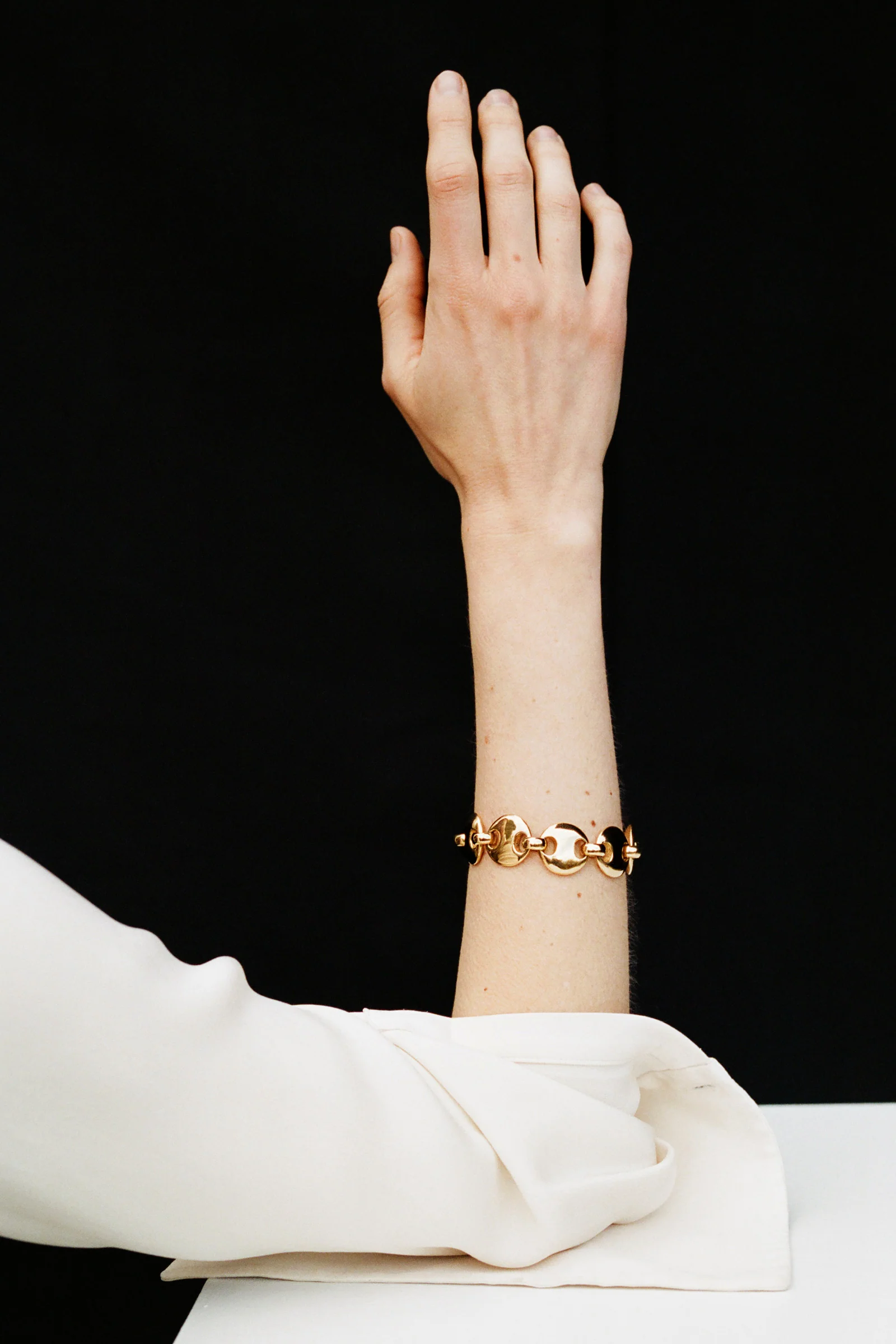 LARGE CIRCLE LINK BRACELET - Image 4
