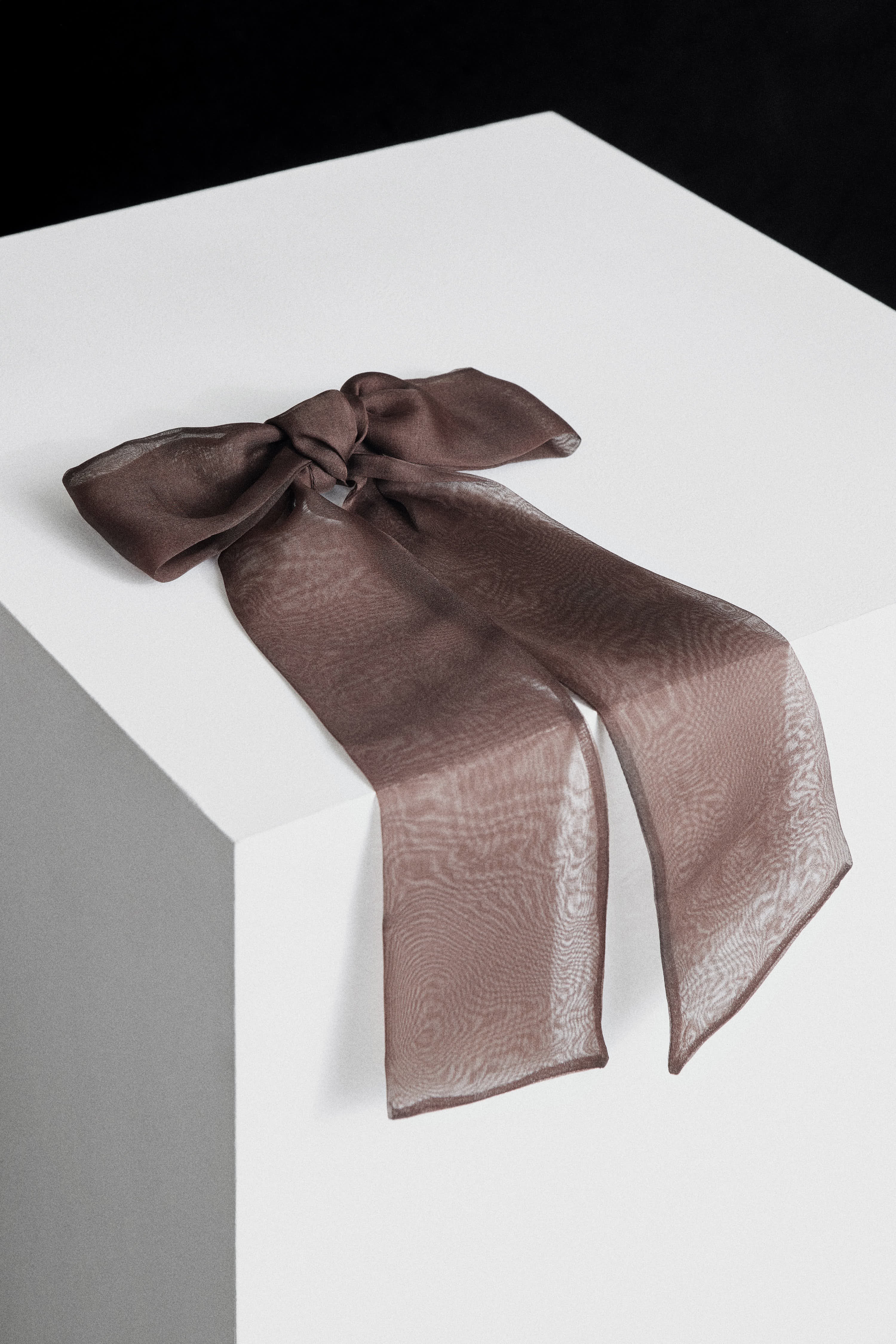 OVERSIZED ORGANZA BOW - Image 2