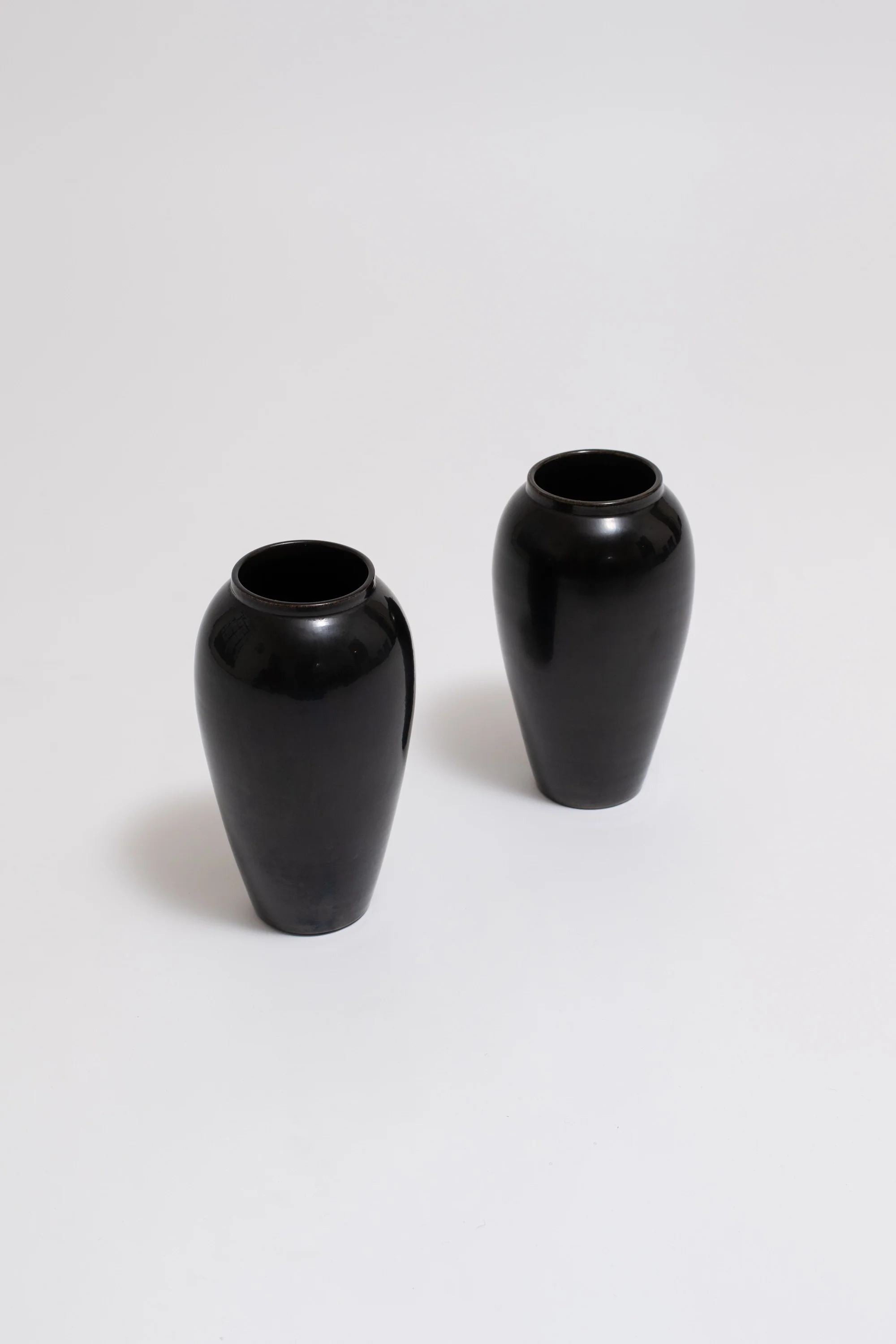 PAIR OF BLACK CERAMIC VASES. JEAN BAPTISTE GAZIELLO, C. 1930 - Image 2