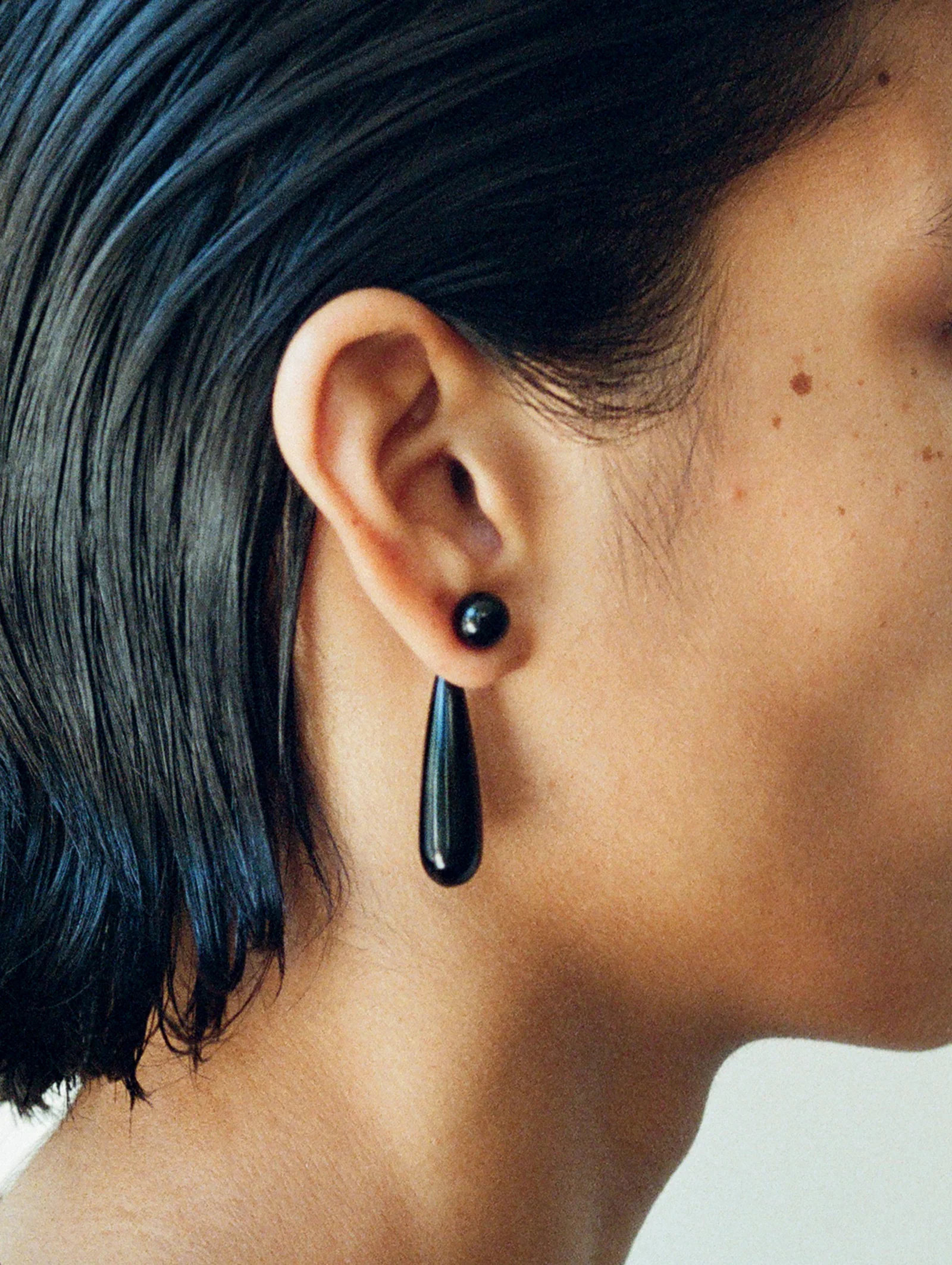 SMALL ANGELIKA EARRINGS IN ONYX - Image 3