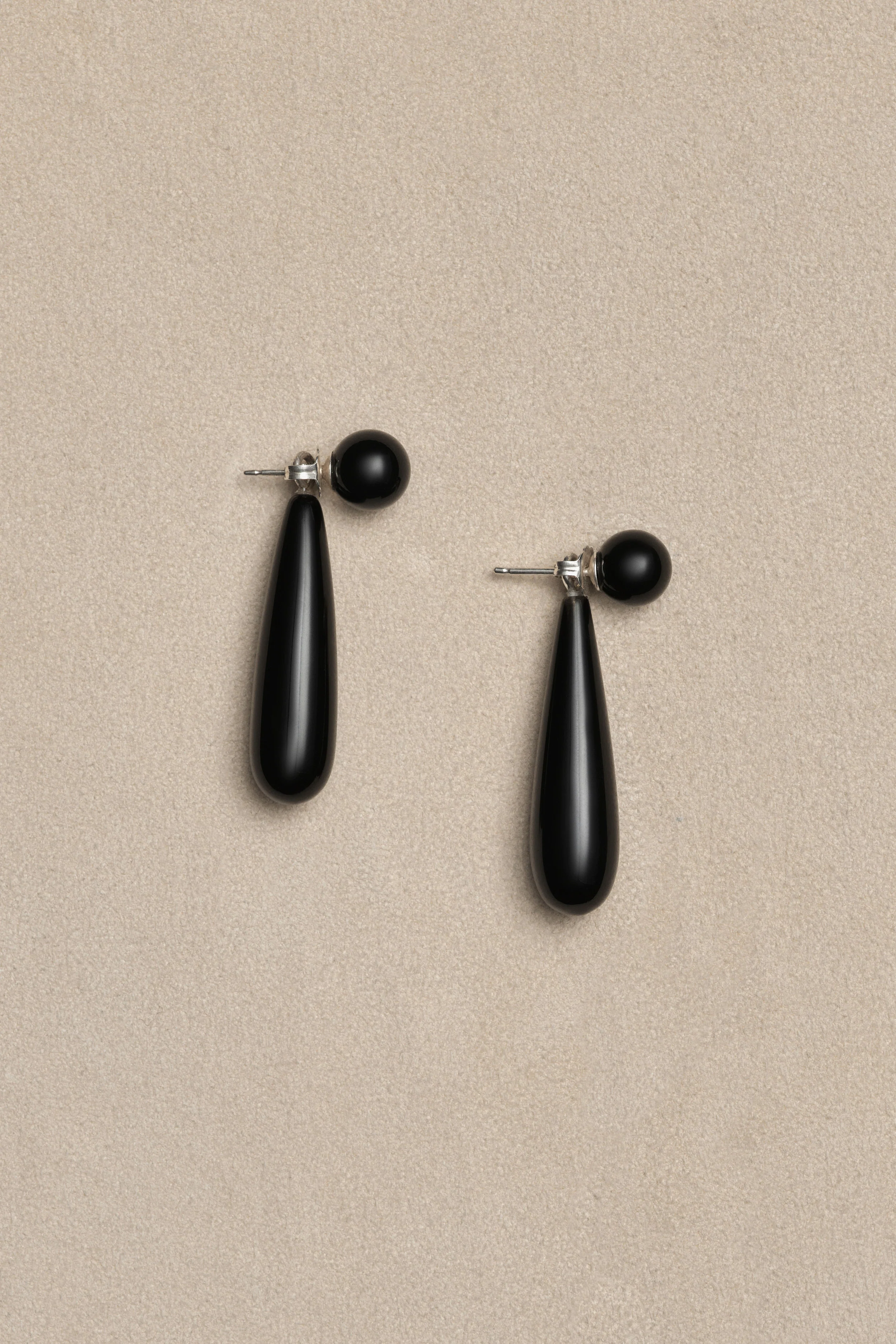 SMALL ANGELIKA EARRINGS IN ONYX - Image 4