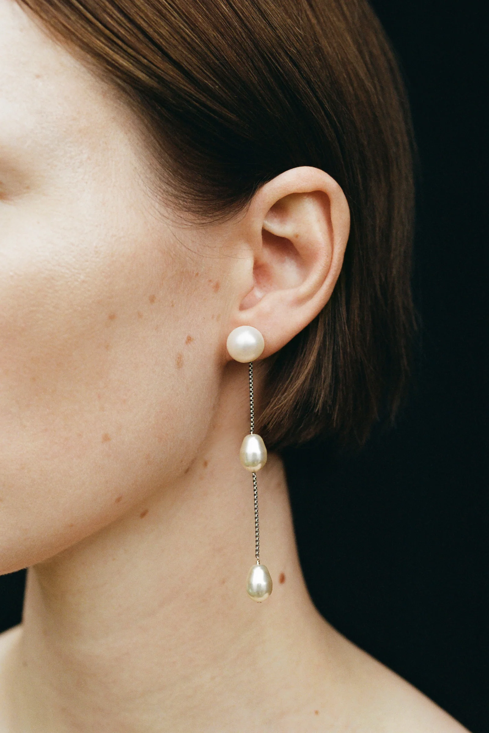 SMALL PEARL DROP EARRINGS - Image 3